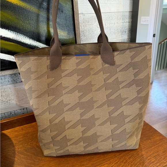 Rothy’s Lightweight Tote Dark Camel Houndstooth Collector’s Edition!!! - Picture 2 of 10